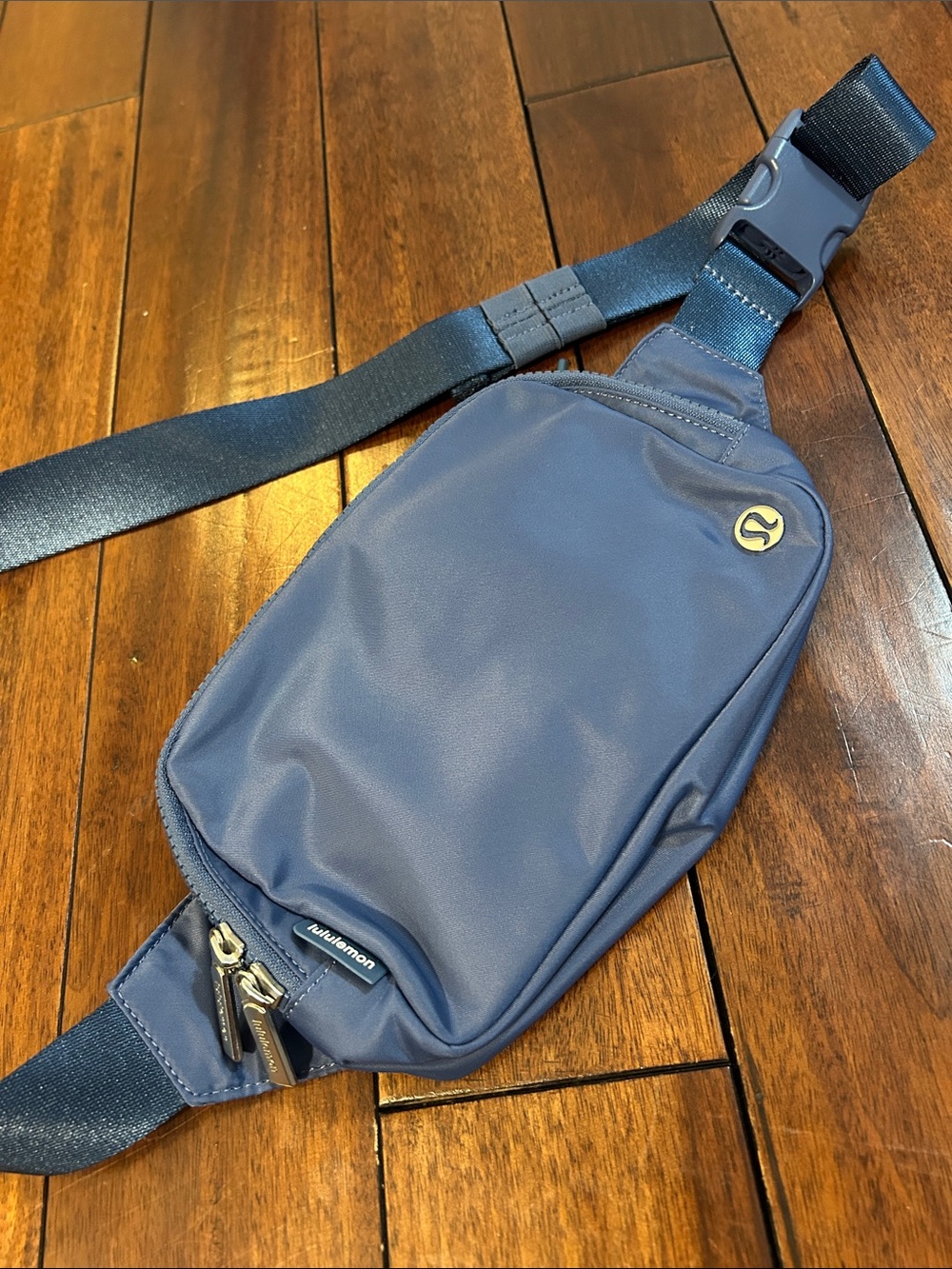 lululemon athletica pitch blue 2L belt bag- great condition - Picture 3 of 6